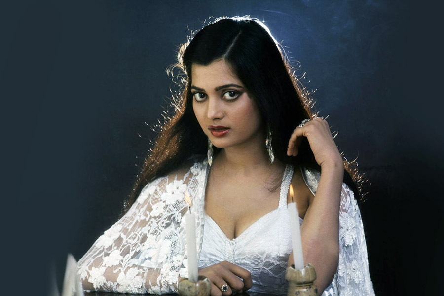 ২০০২ সালে সুলক্ষণার স্বাস্থ্যের আরও অবনতি হতে থাকে। তার সঙ্গে তাঁর আর্থিক অবস্থাও শোচনীয় হয়ে পড়ে। বিজয়েতা তখন দিদির বাড়ি বিক্রি করে সেই টাকায় সুলক্ষণার চিকিৎসা করাতেন। সুলক্ষণাকে নিজের বাড়িতে এনেও রেখেছিলেন তিনি।