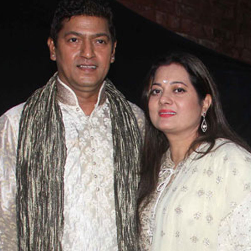 পরিবারের সদস্য সংখ্যা বেড়ে যাওয়ায় আদেশ একটি বিলাসবহুল বাংলো কেনার সিদ্ধান্ত নেন। অগ্রিম টাকা দিয়ে বুকও করে ফেলেন বাংলোটি। কিন্তু এর পর আদেশের ব্লাড ক্যানসার ধরা পড়ে। মুম্বইয়ে প্রাথমিক চিকিৎসা শুরু হলেও আদেশকে সুস্থ করতে বিদেশে নিয়ে যাওয়ার প্রয়োজন ছিল। এর ফলে যে বিপুল পরিমাণ খরচ হত তা জোগাড় করার সাধ্য ছিল না আদেশ-বিজয়েতার।