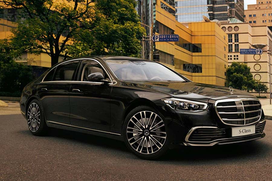 তাই প্রথমে তাঁরা এক কোটি টাকা মূল্যের মার্সিডিজ গাড়িটি বিক্রি করেন। আদেশের স্টুডিয়োটিও ভাড়া দিতে হয়। বিজয়েতার জন্মদিন উপলক্ষে আদেশ তাঁকে যে বহুমূল্য গাড়ি উপহার দিয়েছিলেন, তাও বিক্রি করে দিতে হয়। শেষ পর্যন্ত খরচের ভার সামলাতে না পেরে বাংলোটি কেনার জন্য যে টাকা দেওয়া হয়েছিল, তা ফেরত নিতে যান বিজয়েতা।