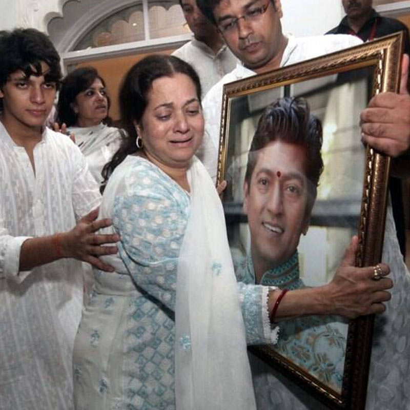 সেই শোক কাটতে না কাটতেই আরও এক বার ধাক্কা খান তিনি। ২০১৮ সালে তাঁর এক বোন সন্ধ্যা হঠাৎ গায়েব হয়ে যান। খোঁজ নিয়ে জানা যায়, নিজের বাড়ি থেকে বেরিয়ে ব্যাঙ্কে যাচ্ছিলেন সন্ধ্যা। তার পর আর বাড়ি ফিরে না আসেননি তিনি। পরে তাঁর কঙ্কালসার দেহ উদ্ধার করা হয়। স্বামীর পর বোনকেও হারান বিজয়েতা।