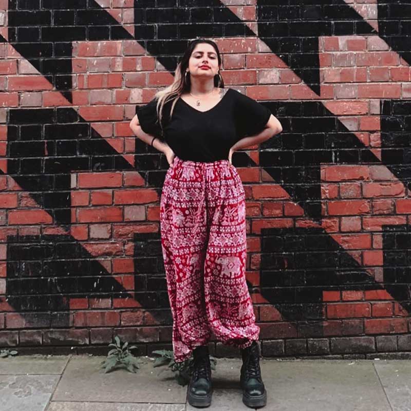 তিনি পরিচালক-প্রযোজক-অভিনেতা-গায়ক ফারহান আখতারের কন্যা। ফারহান এবং তাঁর প্রাক্তন স্ত্রী অধুনা ভবানী আখতারের প্রথম সন্তান শাক্য।