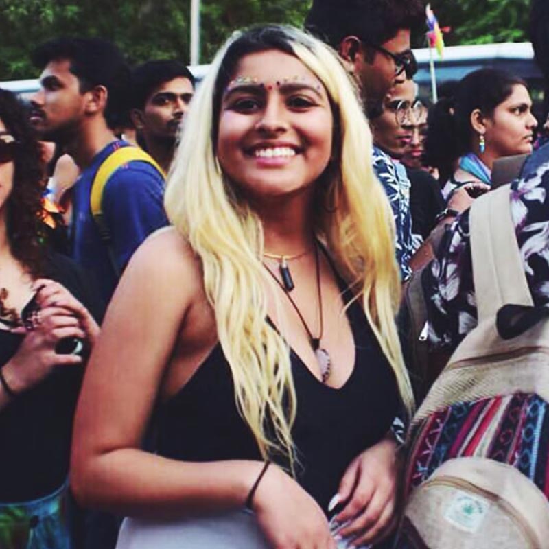 ২০০০ সালের অগস্ট মাসে মুম্বইয়ে জন্ম তাঁর। ধীরুভাই অম্বানী ইন্টারন্যাশনাল স্কুলে পড়াশোনা শাক্যর।