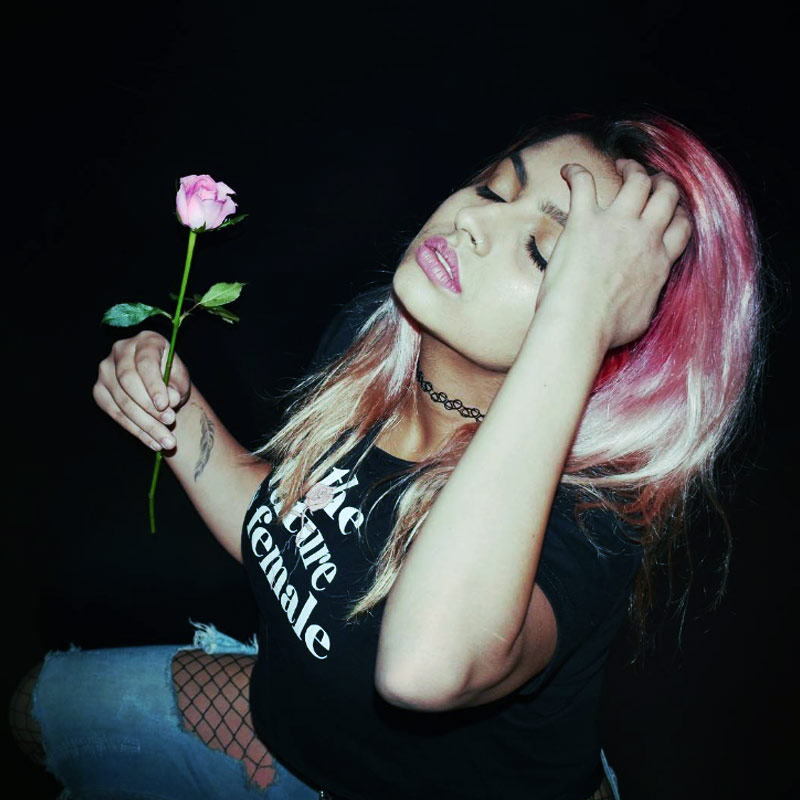 তাঁর যখন ১৭ বছর বয়স, সেই সময় বাবা-মায়ের বিচ্ছেদ হয়। শাক্য এবং তাঁর বোনের দায়িত্ব নেন তাঁর মা অধুনা।