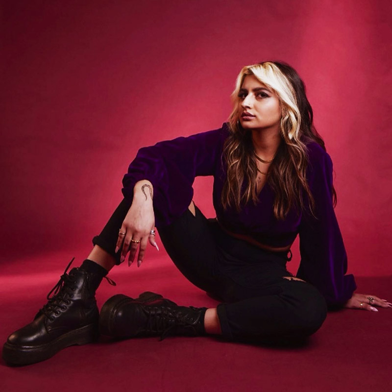 গানবাজনা ছাড়াও ফ্যাশনের প্রতি তাঁর ঝোঁক রয়েছে।