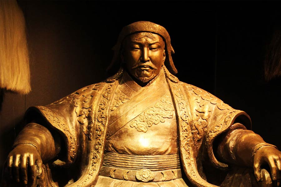 চেঙ্গিস খান ওরফে তেমুজিন ছিলেন মোঙ্গল সাম্রাজ্যের প্রতিষ্ঠাতা এবং এই সাম্রাজ্যের প্রথম ‘গ্রেট খান (সম্রাট)’। তিনি ছিলেন বিপুল সম্পত্তির মালিক। হিসাব বলছে, স্থাবর-অস্থাবর মিলিয়ে চেঙ্গিসের মোট যে সম্পত্তি ছিল, তার বর্তমান মূল্য ১২০ লক্ষ কোটি ডলার। অর্থাৎ বিশ্বের বর্তমান ধনকুবেরদের মোট সম্পত্তি মিলিয়েও এত সম্পত্তি হবে না।