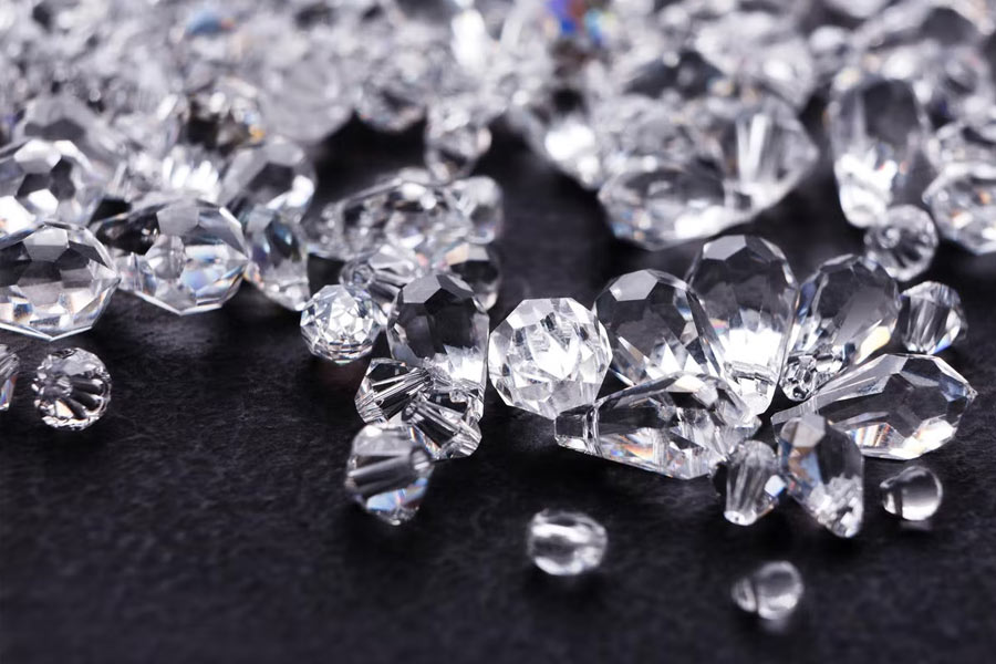 প্রচুর পরিমাণ হিরে ছিল চেঙ্গিসের মণিভান্ডারে। চেঙ্গিসের কাছে থাকা মোট হিরের বর্তমান মূল্য ১ লক্ষ কোটি ডলার।