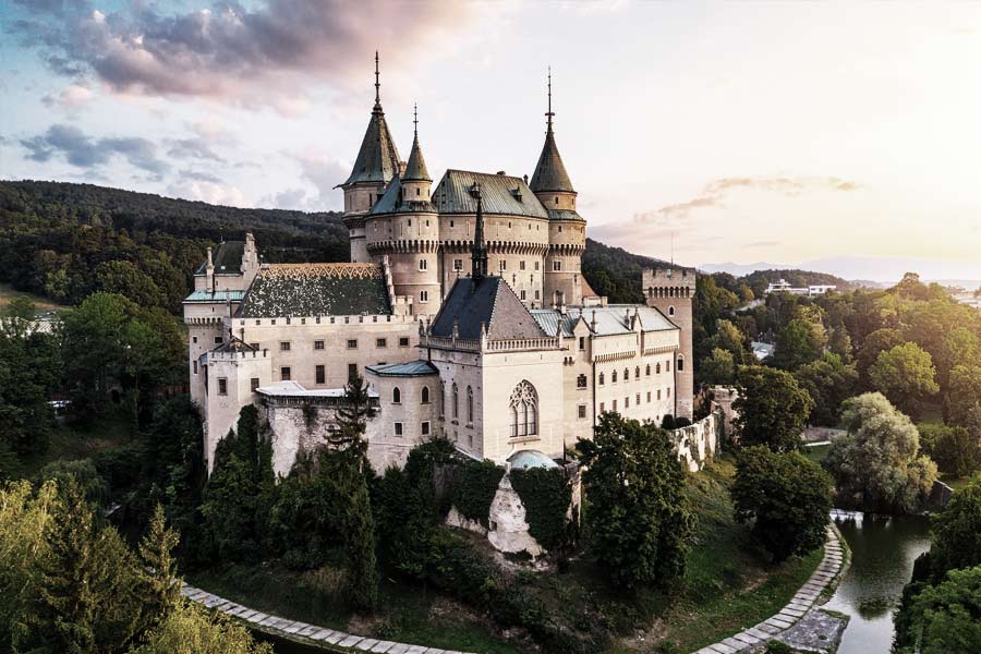 নিজের শাসনকালে বহু দুর্গ নির্মাণ করেন চেঙ্গিস। পাশাপাশি বহু দুর্গ তিনি জয়ও করেছিলেন।