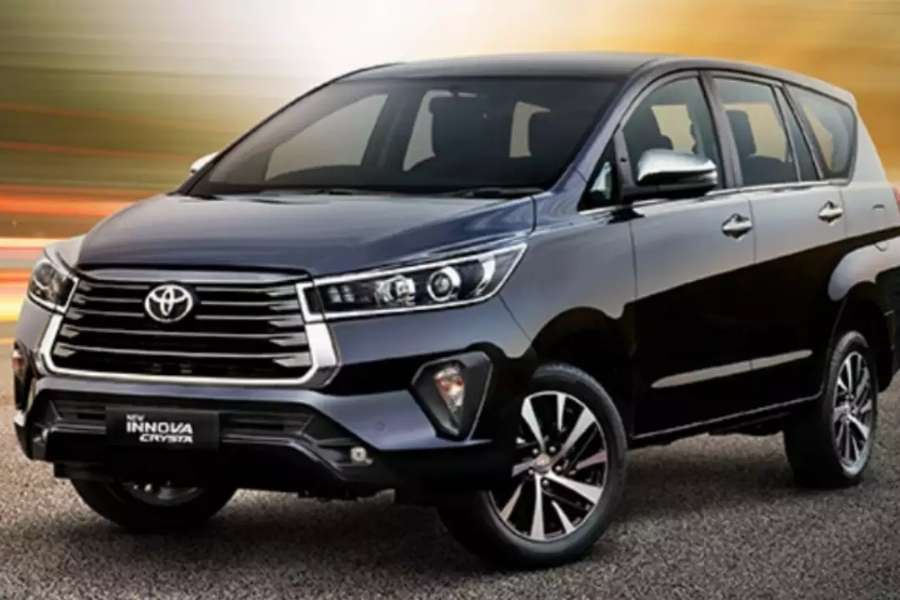 টয়োটা ইনোভা: এই গাড়ির  ভক্তমহল আড়েবহরে  রীতিমতো চওড়া। ভাবুন তো কী বিপুল জনপ্রিয়তা! ভারতের বাজারে সেরা প্রিমিয়াম এমপিভির কথা উঠলেই যে নামটি শুরুর দিকেই আসে, তা হল টয়োটা ইনোভা। 