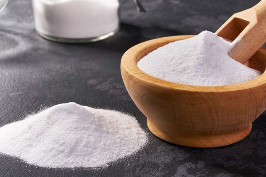 বেকিং সোডায় বাজিমাত: লেবুর রসের মতো এটিও বাসন পরিষ্কার রাখার এক চমৎকার উপকরণ। সামান্য বেকিং সোডা অপরিষ্কার বাসনের উপরে ঘষে নিন। তার উপরে সাবান দিয়ে ঘষলেই দাগ উঠে আসবে অনায়াসে।