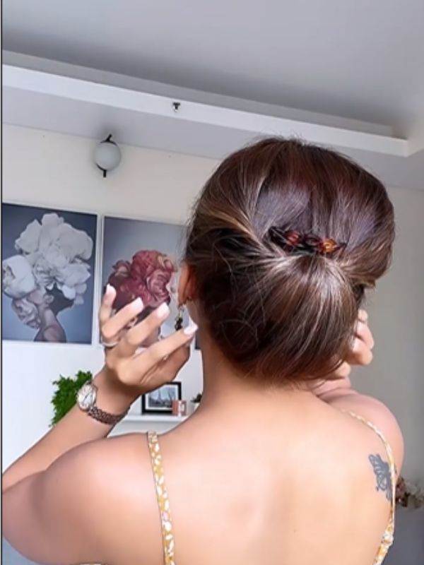  চুল বাঁধার সরঞ্জাম দিয়ে সুন্দর করে আটকে নিন পুরো খোঁপা। 