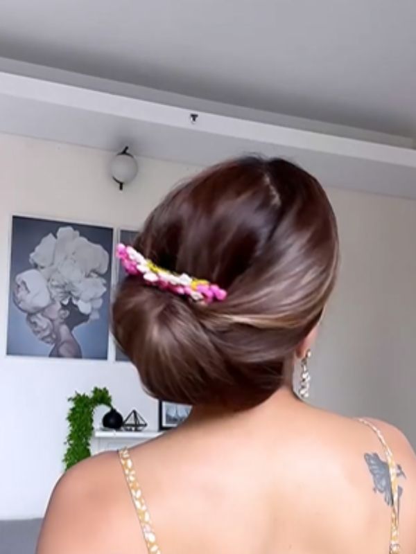 পুজোর সময়ে যে কোনও সাজের সঙ্গে এ ভাবে খোঁপা বেঁধে ফুল লাগিয়ে নিন। চুলের সাজে নজর কাড়বেন আপনিই!