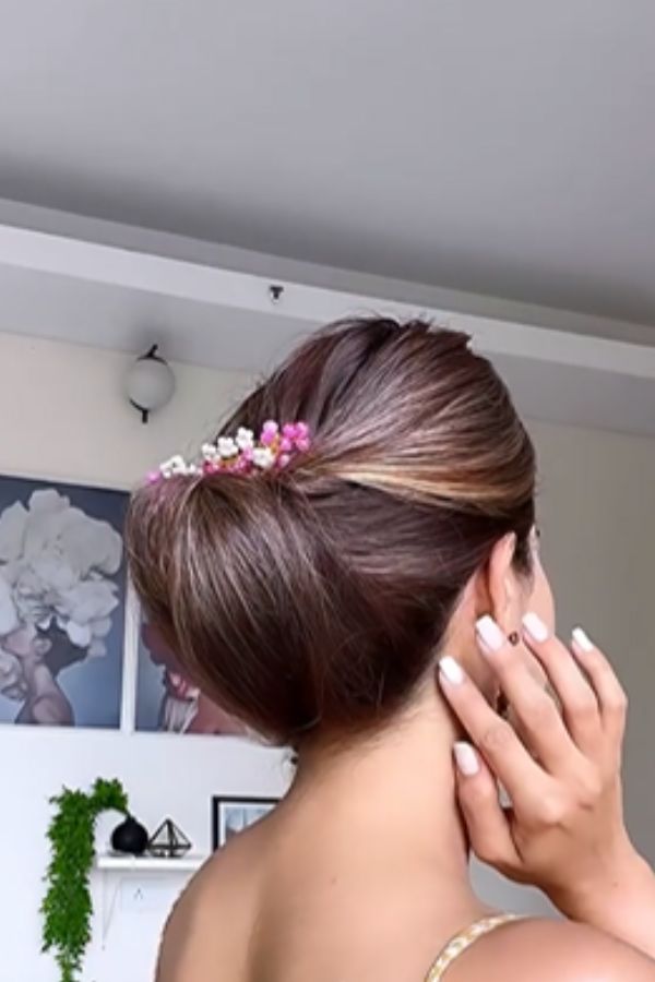 সনাতনী সাজের সঙ্গে আলতো হাতে বাঁধা খোঁপার কোনও জুড়ি নেই। এ দিকে অপটু হাতে তা করতে গিয়ে সে আরেক বিপত্তি! কিছুতেই যে মনের মতো নিখুঁত খোঁপা হচ্ছে না! চটজলদি খোঁপা বাঁধার উপায় তাই হাতে থাকা ভীষণ জরুরি! এই প্রতিবেদনে রইল এক মিনিটে খুব সহজে খোঁপা বেঁধে তাক লাগিয়ে দেওয়ার কিছু ধাপ। 