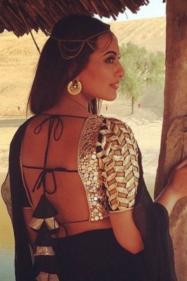 মুশকিল আসান মেটালিক রঙের লটকন। আপনার পুরো লুকটাই পালটে যাবে!  জেনে নিন পোশাকের সঙ্গে মানানসই লটকন বেছে নেওয়ার সহজ কিছু টিপস।    শাড়ি, সালোয়ার কামিজ, কিংবা স্কার্ট- সব কিছুতেই লটকন এখন ফ্যাশনে।