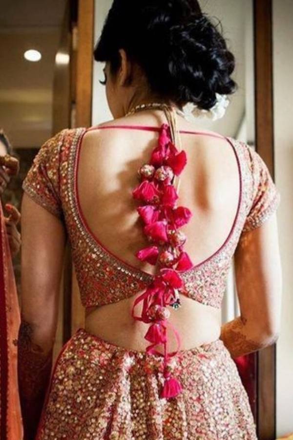 কোন কোন লটকন এ বার ট্রেন্ডে?  ডিজাইনার রিনি শীল জানালেন, এ বছর আপসাইক্লিং অর্থাৎ পুরনো বা ছাঁট কাপড় দিয়ে নানা আকারের লটকন রয়েছে ফ্যাশনে। অনেক সময়েই ব্লাউজ বা জামা বানানোর পরে অনেকটা কাপড় বেঁচে যায়। তা দিয়ে অনায়াসে বানিয়ে নেওয়া যায় রংবেরঙের লম্বা লটকনের ঝালর।