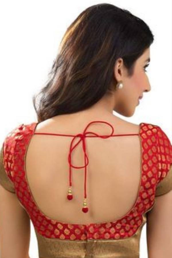 অনেকে পিঠে ড্রপ, চৌকোর মতো নানা রকম ডিজাইনের কাট করেন। সঙ্গে থাকুক নানা রকমের লটকন। কোন কাটের সঙ্গে কেমন লটকন মানায় দেখে নিন। অনেকে পিঠে ডিপ ভি কাট করেন আর ব্লাউজের রঙের কাপড় দিয়েই তৈরি বো লাগান।