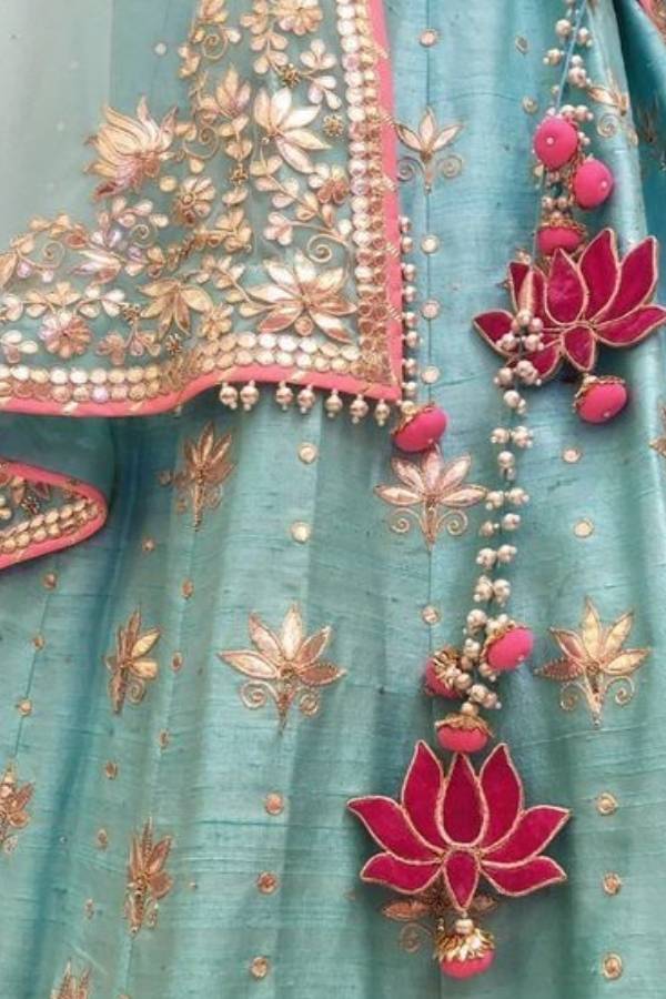 যারা লম্বা, তাঁরা বড় মটকা, গোলাপ ইত্যাদি শেপের নানা রকমের লটকন ব্যবহার করুন। ব্লাউজের কাটের সৌন্দর্য কয়েক গুণ বেড়ে যাবে। 