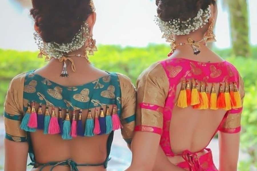 উৎসবের টিপস – রিনির মতে, উৎসবের সাজে উজ্জ্বল ফুশিয়া একরঙা কামিজ বা ব্লাউজে ব্যবহার করা যায় উজ্জল টারকোয়াজ রঙের নজরকাড়া লটকন। স্কার্ট বা জামা যদি খুব সাধারণ দেখতে হয়, তাহলে তার সঙ্গে বেছে নিন খুব বড় আর ঝলমলে লটকন। পোশাকের লুকটাই পুরো পালটে যাবে। এ ছাড়া যে কোনও রকমের কাপড় দিয়ে একাধিক সুন্দর ডিজাইনের লটকন বানিয়ে নিতে পারেন।