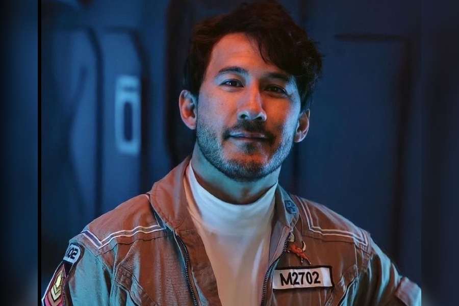 ইউটিউবারের বক্তব্য, অর্থের অভাব নেই তাঁর। তবে এত উপার্জন মাঝেমধ্যেই অর্থহীন মনে হতে থাকে তাঁর। মনে হয়, বিশ্রী রকমের বেশি উপার্জন করছেন তিনি।