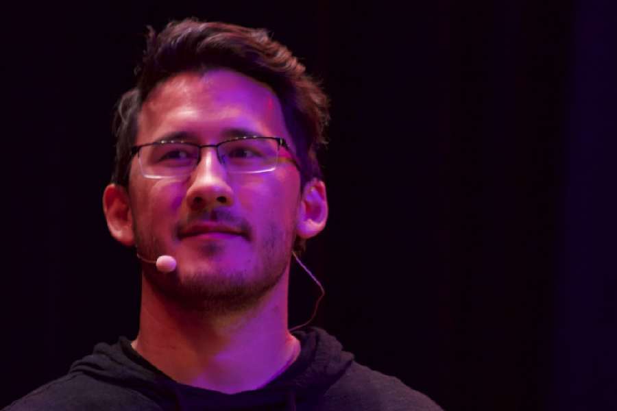 ইউটিউবার এ-ও জানিয়েছেন যে, তাঁর নিরন্তর মনে হতে থাকে এত অর্থ উপার্জন ঠিক নয়। তিনি ঠকাচ্ছেন!