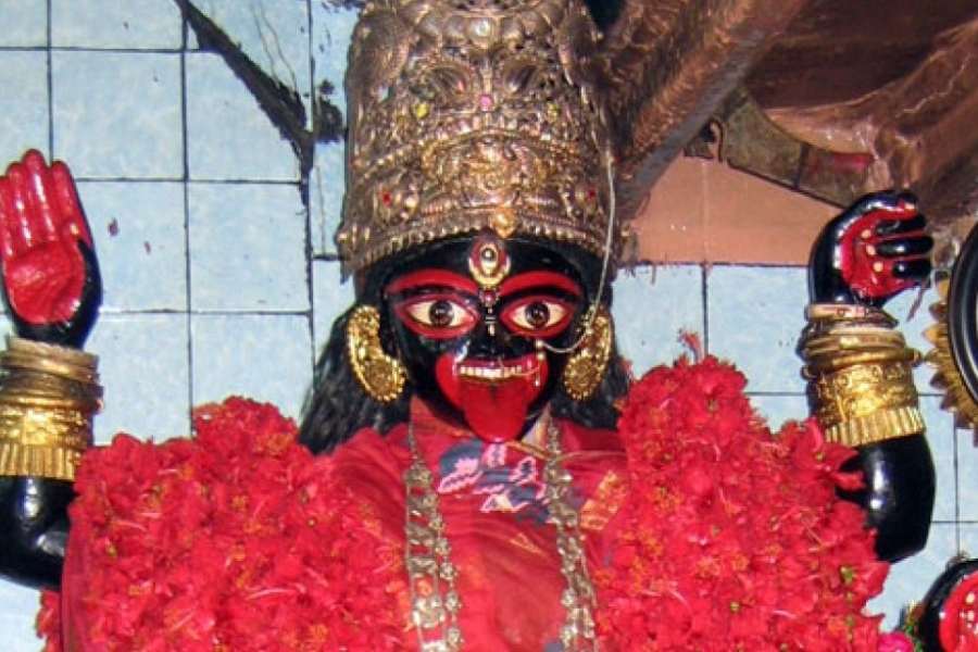 উত্তরবঙ্গে ছোট্ট শহর রায়গঞ্জ। কুলিক নদীর তীরে রায়গঞ্জ বন্দর। সেখানে নেমে ছোট তিন রাস্তার মোড়ে আজও বিদ্যমান আদি কালী মন্দির। 