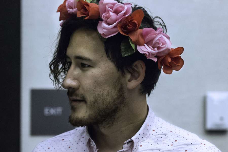 হাওয়াই দ্বীপের হনুলুলুতে থাকতেন মার্কের বাবা-মা। তবে মার্ক জন্ম থেকেই আমেরিকার বাসিন্দা। সেখানেই পড়াশোনা, কেরিয়ারও।