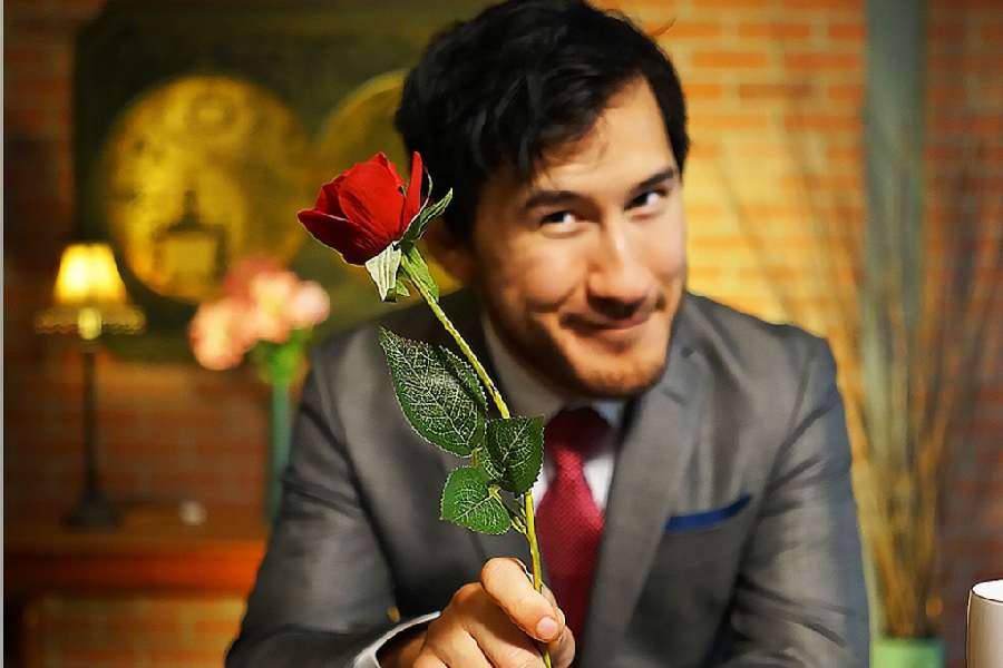 প্রথম জীবনে অত্যন্ত গরিব ছিলেন মার্ক। কষ্ট করেই তাঁকে লেখাপড়া করিয়েছেন বাবা-মা। মার্কের বন্ধুরা বলেন, নিজেদের আর্থিক অবস্থা নিয়ে প্রায়ই ঠাট্টা করতেন তিনি।