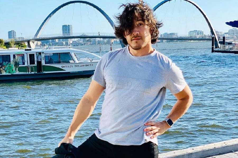 ২০০৮ সালে বাবাকে হারান। তার পর আমেরিকার ওহায়োর সিনসিনাটির কলেজে পড়াশোনার জন্য ভর্তি হন। গানবাজনারও শখ ছিল। একটি গানের দলে ট্রাম্পেট বাজাতেন মার্ক।