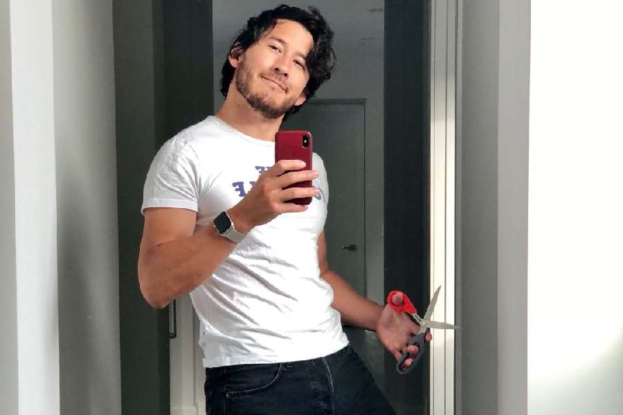 কলেজে পড়তে পড়তেই ইউটিউবে আগ্রহ জাগে। ২০১২ সালের মার্চ মাসে প্রথম ইউটিউব ভিডিয়ো বানিয়েছিলেন ২৩ বছরের যুবক মার্ক। তার পর ইউটিউবে মন দেবেন বলে পড়াশোনা অসম্পূর্ণ রেখেই কলেজ ছেড়ে দেন।