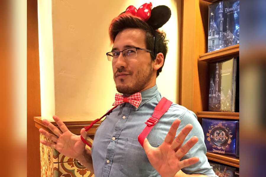 ঠিক দশ বছর কেটেছে তার পর থকে। ২০২২ সালে মার্ক এখন বিপুল সম্পত্তির মালিক। তাঁর সম্পত্তির মূল্য প্রায় ৪০০ কোটি টাকা। সিনসিনাটি ছেড়েছেন বহু দিন। তবে এখন  লস অ্যাঞ্জেলসের অভিজাত পাড়ার বাসিন্দা। বিশাল বাংলোর মালিক। হলিউডের তারকাদের বাড়ি সাজান যাঁরা, তেমনই এক তারকা অন্দরসজ্জা বিশারদ বাড়ি সাজিয়েছেন তাঁর।