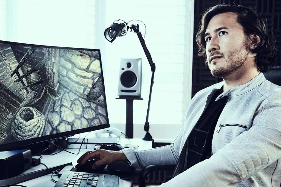 সম্প্রতি এক সাক্ষাৎকারে এই সাফল্যের গোপন কথা জানতে চাওয়া হয়েছিল মার্কের কাছে। সেখানেই এই অর্থোপার্জন প্রসঙ্গে মার্ক বলেন, ‘‘আমি এত উপার্জন করার জন্য অপরাধবোধে ভুগি। আমার মনে হয়, ইউটিউব থেকে অর্থোপার্জনের যে পদ্ধতি তার ভুল ফায়দা নিচ্ছি আমি। এতটা না হলেও হত।’’