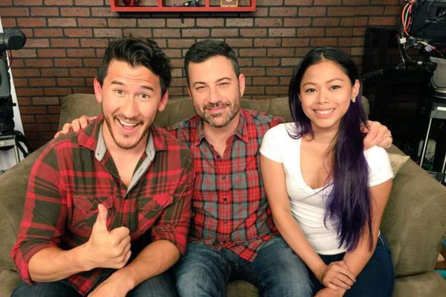 মার্ক জানিয়েছেন, এখন তাঁর সব আছে। মাথার উপরে ছাদ, খাবারের নিত্য জোগান... অতিরিক্ত অর্থ তাই নিজের কাছে না রেখে দিয়ে দেন তিনি। কখনও যাঁদের প্রয়োজন হয় তাঁদের। আবার কখনও তাঁর মতো ইউটিউবার বন্ধুদের ব্যবসায় বিনিয়োগ করেন। যাতে তাঁরা সুদিন দেখতে পান।