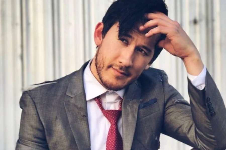 এ ছাড়াও ক্যানসার গবেষণা, রূপান্তরকামীদের সমর্থনে বহু বার দরাজহস্ত হয়েছেন মার্ক।