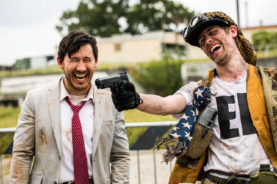 এখন ইউটিউব চ্যানেলের পাশাপাশি একটি নিজস্ব পোশাকের ব্র্যান্ডও চালু করেছেন মার্ক। সাক্ষাৎকারে তিনি বলেছেন, তাঁর যা আছে তা দিয়ে অনেকের ভাল করতে চান তিনি। তাতে যদি তাঁর মনের কুণ্ঠা কিছুটা কমে।