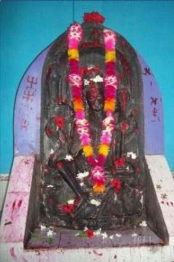 মাঝের বছর দুই করোনা বিধি থাকলেও ভক্তদের আনাগোনা কমেনি এই মন্দিরে।  কষ্টিপাথরের কালো মূর্তিটি দেখলে শিহরণ জাগে আজও। উচ্চতায় প্রায় সাড়ে ৪ ফুট। দেবী এখানে দশভুজা। দাঁড়িয়ে আছেন পদ্মের উপরে। 