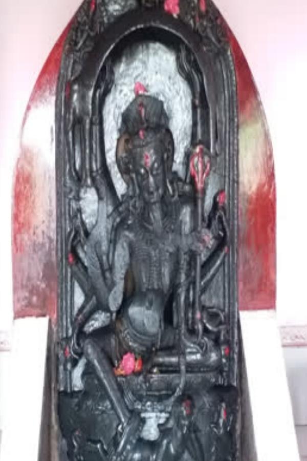 পেটকাটি মা কালীর আদলে তৈরি। তবে কালীপুজোর দিনে তাঁর আরাধনা করা হয় ধূমাবতী চণ্ডী কালী রূপে। দেবীর এই রূপ অত্যন্ত জাগ্রত বলে বিশ্বাস দূরদূরান্তের ভক্তদের। উত্তরবঙ্গের পাশাপাশি অসম, নেপাল ও ভূটান থেকেও বহু মানুষ এখানে পুজো দিতে আসেন।