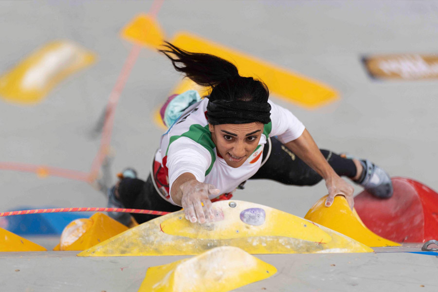 হিজাব না পরে আন্তর্জাতিক শৈলারোহন (রক ক্লাইম্বিং) প্রতিযোগিতায় অংশ নিয়েছেন ইরানের এলনাজ় রেকাবি। দেশে ফেরার পর তাঁকে ঘিরে উচ্ছ্বাসে ফেটে পড়লেন বাসিন্দারা। 