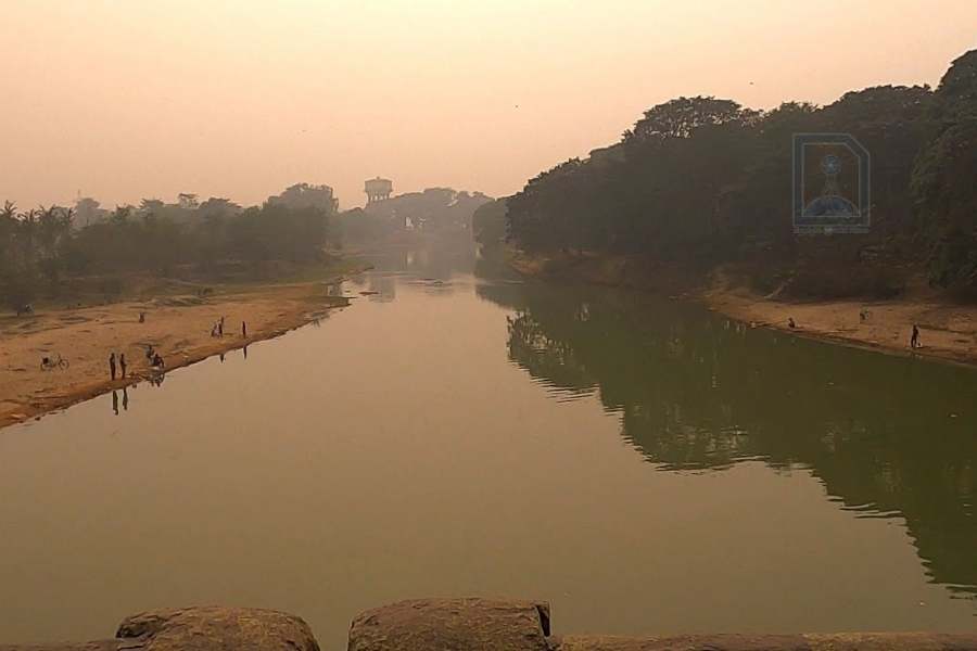 শোনা যায়, এক সময়ে কুলিক নদী দিয়ে বজরা নিয়ে বাণিজ্যে যেতেন সওদাগরেরা। আজ অবশ্য আর তা হয় না। সরু হয়েছে কুলিকের গতিপথ। তাই এখনও কিন্তু রায়গঞ্জের বন্দরে কার্ত্তিকি অমাবস্যা তিথিতে পূজিতা হন মা। 