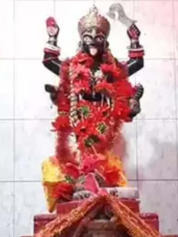 প্রতিষ্ঠিত রয়েছে পঞ্চমুণ্ডির বেদির উপরে কষ্টিপাথরের মাতৃমূর্তি। শোনা যায়, তার বয়স নাকি প্রায় ২০০ বছর। স্থানীয়দের বিশ্বাস, এই মন্দিরের দেবী খুবই জাগ্রত। 