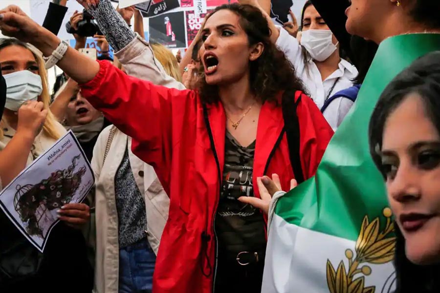 ঘটনাচক্রে এলনাজ়ের ঘটনাটি এমন একটি সময়ে, যখন হিজাব বিরোধী আন্দোলনে উত্তাল হয়ে রয়েছে ইরান। অনেকে মনে করছেন, সেই প্রতিবাদকে সমর্থন জানাতেই আন্তর্জাতিক মঞ্চকে বেছে নিয়েছিলেন তিনি। ক্ষমা প্রার্থনা করা কৌশলের কারণেও হতে পারে।