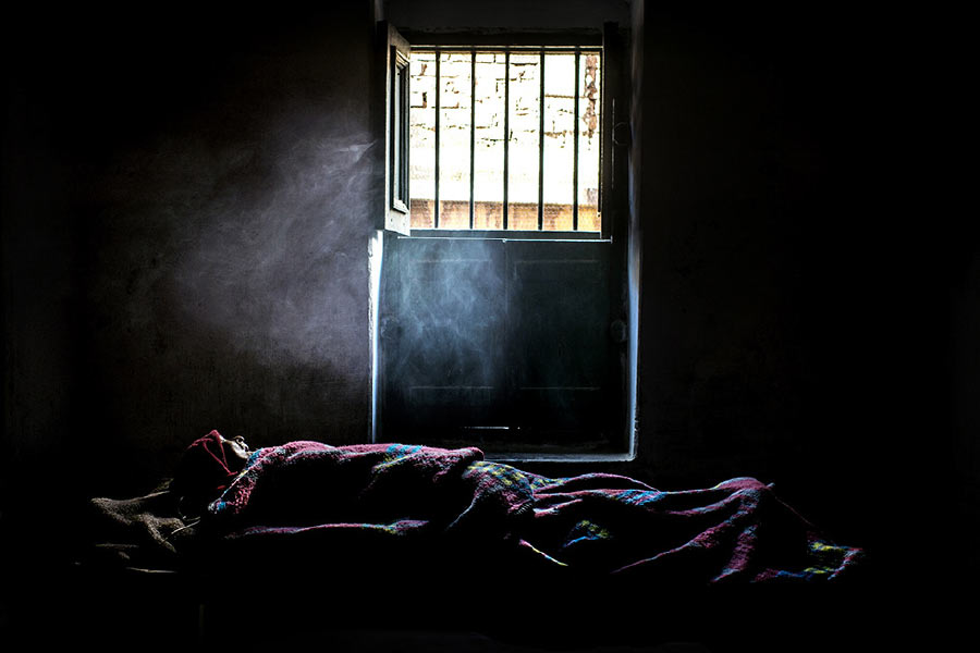 ‘মৃত্যুর হোটেল’। নামটা শুনেই কেমন যেন গা ছমছম করে ওঠে। প্রশ্ন জাগতে পারে, তা হলে এই হোটেলে কি শুধু মৃত্যুই হয়? হয় বইকি। না, কোনও অপমৃত্যু নয়, দেশের নানা প্রান্ত থেকে এখানে ‘নিশ্চিন্তে’ মরতে আসেন অনেকে।