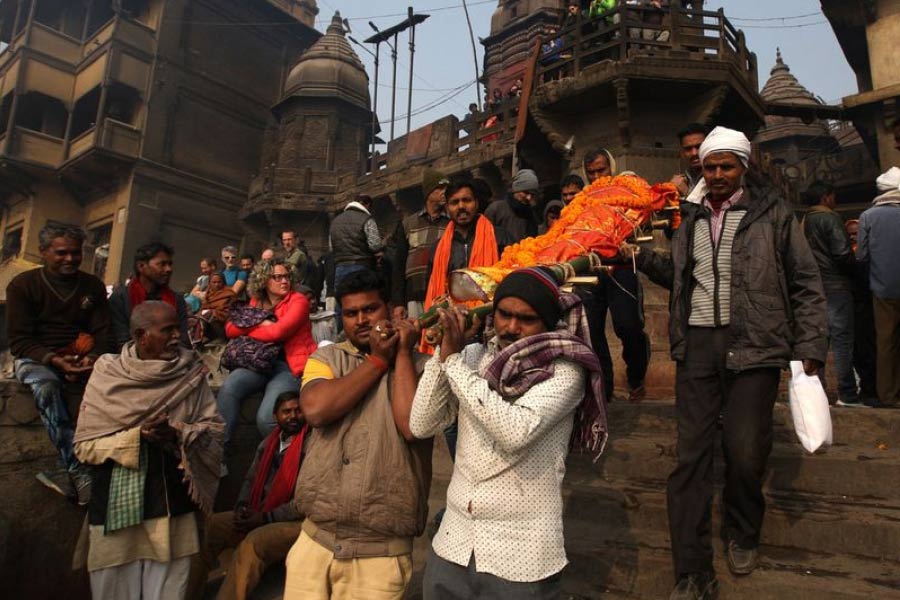 অনেকের শেষ বয়সে ইচ্ছা থাকে, যদি মরতেই হয়, তা হলে ‘মৃত্যু হোটেল’-এই যেন তাঁর প্রাণ যায়। আর সেই ইচ্ছাপূরণে ব্যস্ত হয়ে পড়েন পরিবারের সদস্যরাও। এ পর্যন্ত শুনে কোনও কাল্পনিক গল্প বলে মনে হতে পারে। কিন্তু অবাক করার বিষয় এটাই যে, এ দেশেই রয়েছে এমন একটি হোটেল।