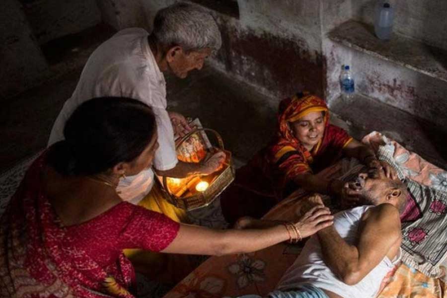 মৃত্যুমুখে থাকা মানুষদের নিয়ে আসা হয় এই হোটেলে। প্রচলিত বিশ্বাস, এই হোটেলে মরলে নাকি মোক্ষলাভ হয়। আর সেই বিশ্বাসের তাগিদেই কয়েকশো কিলোমিটার উজিয়ে মৃত্যুমুখে থাকা ব্যক্তির ইচ্ছাপূরণে ছুটে আসেন তাঁদের পরিবারের সদস্যরা।