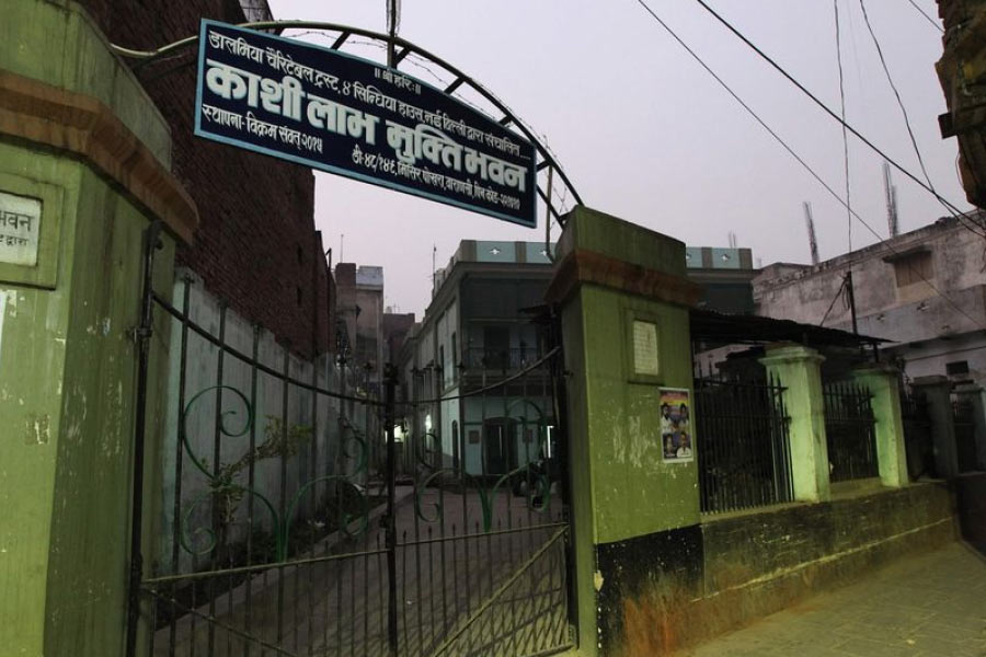 হোটেলের নাম কাশীলাভ মুক্তি ভবন। উত্তরপ্রদেশের বারাণসীতে রয়েছে এই হোটেল। এখানে মৃত্যু হলে মোক্ষলাভ হয়, এই বিশ্বাস থেকেই হোটেলটি ‘মুক্তি ভবন’ নামেও পরিচিত।