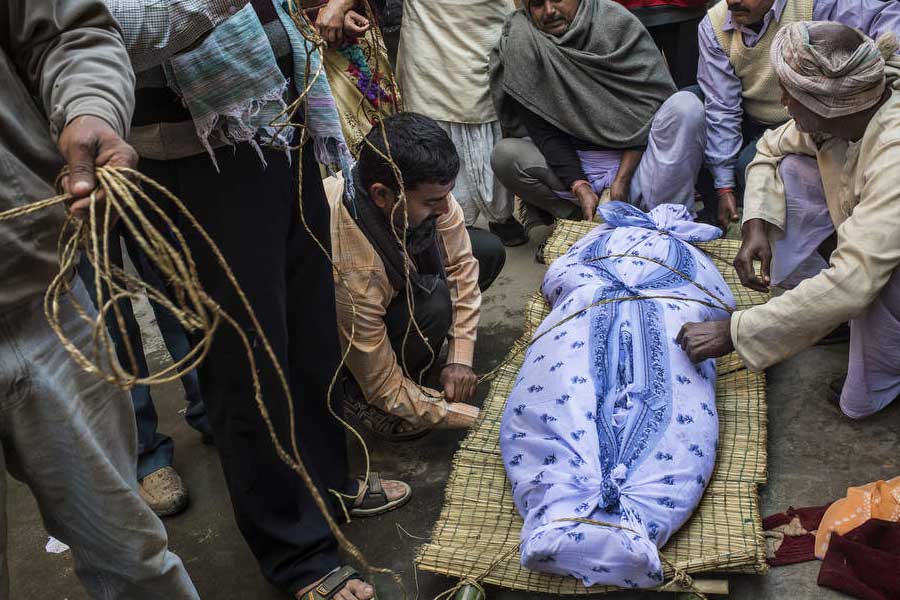 মৃত্যুর সঙ্গে একটা বিষণ্ণতা জড়িয়ে থাকে। যে কোনও মৃত্যুই বেদনাদায়ক। কিন্তু মোক্ষ ভবনে মৃত্যুকে ‘উদ্‌যাপন’ করা হয়।