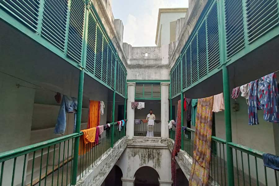 হোটেলের দশটি ঘরের কোনওটিই প্রায় কোনও সময় ফাঁকা থাকে না। হোটেলের ভাড়াও বেশি না। প্রতি দিন ২০ টাকা। এই ২০ টাকার মধ্যে বিদ্যুৎবিলও জোড়া আছে। বাকি খরচ বহন করে ডালমিয়া ট্রাস্ট।