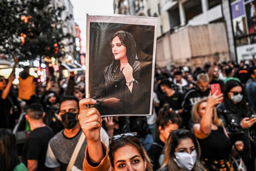 মাহশার মৃত্যুর পর থেকেই হিজাব বিরোধী বিক্ষোভে উত্তাল ইরান। দেশের সাধারণ নাগরিক, বিশেষত মহিলারা মাহশার মৃত্যুর প্রতিবাদে পথে নেমেছেন। প্রকাশ্যে হিজাব পুড়িয়ে, চুল কেটে তাঁদের প্রতিবাদ জানাতে দেখা যাচ্ছে।