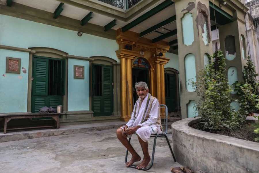 শুক্ল জানান, কারও মৃত্যুশ্বাস উঠছে দেখেও কোনও চিকিৎসক, হাসপাতালের ব্যবস্থা করা হয় না। শুধু তাঁর মৃত্যুর জন্য অপেক্ষা করা হয়।