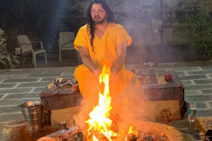 প্রধান পুরোহিত জানান, প্রায় ১৪৭০ সালে জন্ম হয় এই মন্দিরের। পঞ্জাবের এক তান্ত্রিক নাকি মায়ের স্বপ্নাদেশ পেয়েই এই কুলিক নদীর ধারে এসে বট গাছের নীচে প্রতিষ্ঠা করেন পঞ্চমুণ্ডির আসন। সেই বট গাছ আজও রয়েছে মন্দির প্রাঙ্গণে। 