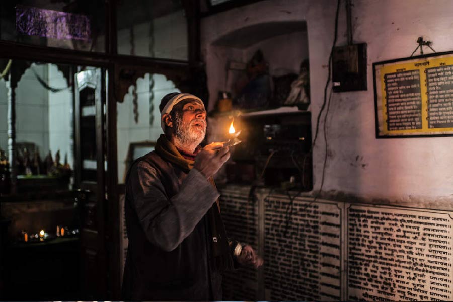 প্রতি বছর এই হোটেলে ৩০০ মানুষ আসেন। হোটেলের চার কর্মী এবং এক জন পুরোহিত তাঁদের দেখাশোনা করেন।