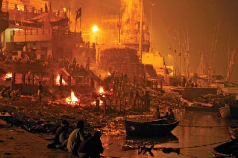 শুধু দেশ নয়, বিদেশ থেকেও অনেক ব্যক্তিকে এই হোটেলে মৃত্যুর জন্য নিয়ে আসা হয় বলে দাবি মুক্তি ভবনের ম্যানেজারের। তাঁর দাবি, মৃত্যুশয্যায় থাকা ১৫ হাজারেরও বেশি মানুষকে এই হোটেলে নিয়ে আসা হয়েছে। যার মধ্যে ৯০ শতাংশের মৃত্যু হয়েছে। ‘মোক্ষলাভ’ হয়েছে।